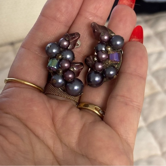 Crown Trifari purple Ab crystal and pearl vintage clip on earring old - Picture 8 of 8